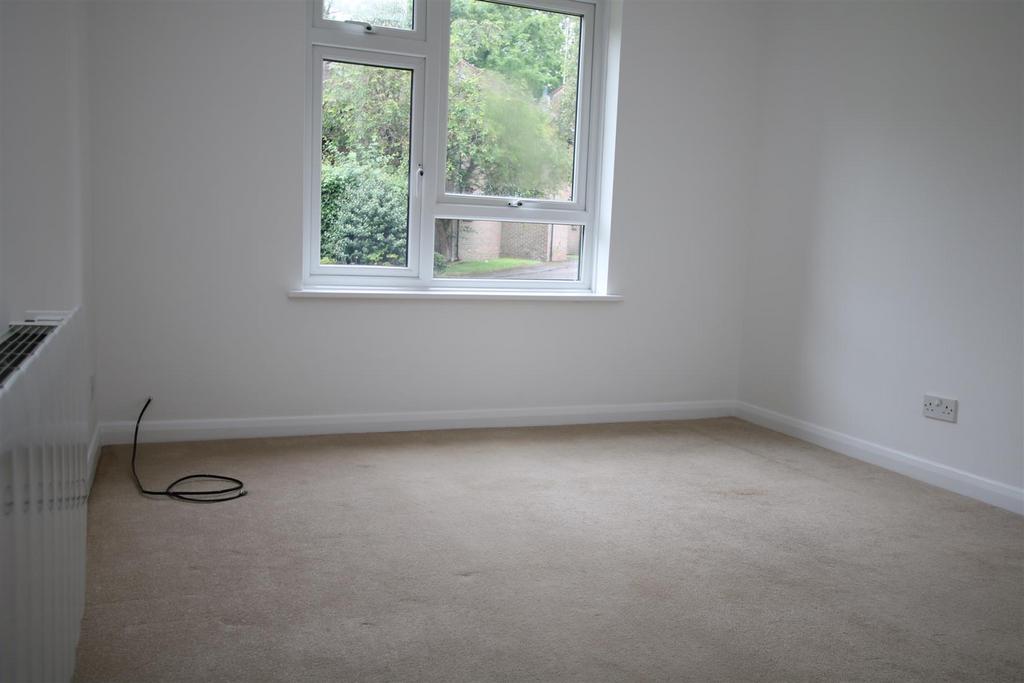 Gorringes Brook, Horsham 1 bed flat £775 pcm (£179 pw)