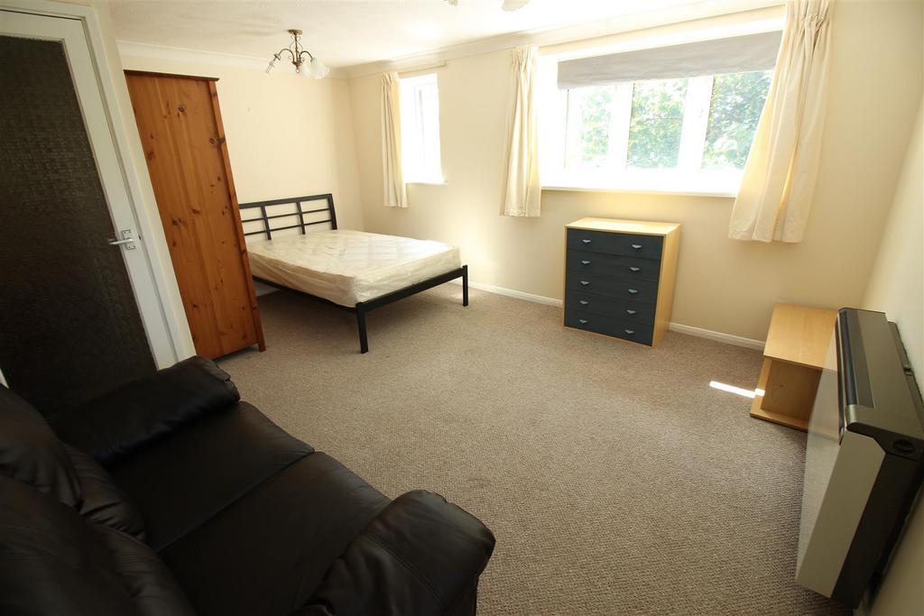 Cowley, Middlesex Studio £850 pcm (£196 pw)