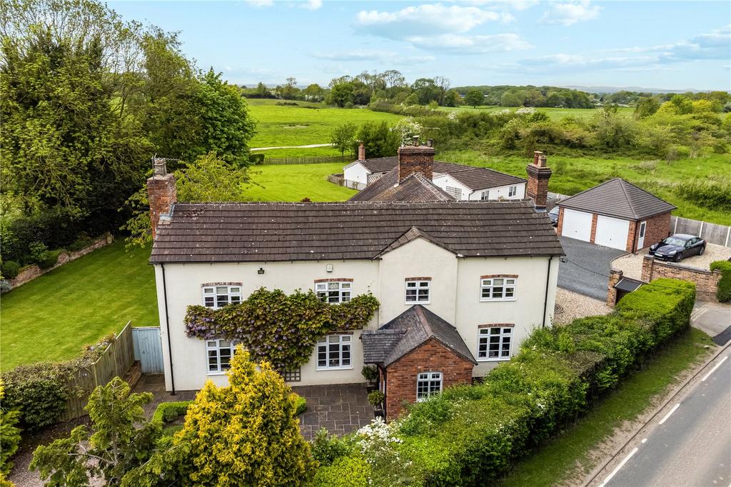 Nantwich Road, Woore, Crewe, Shropshire, CW3 5 bed detached house for