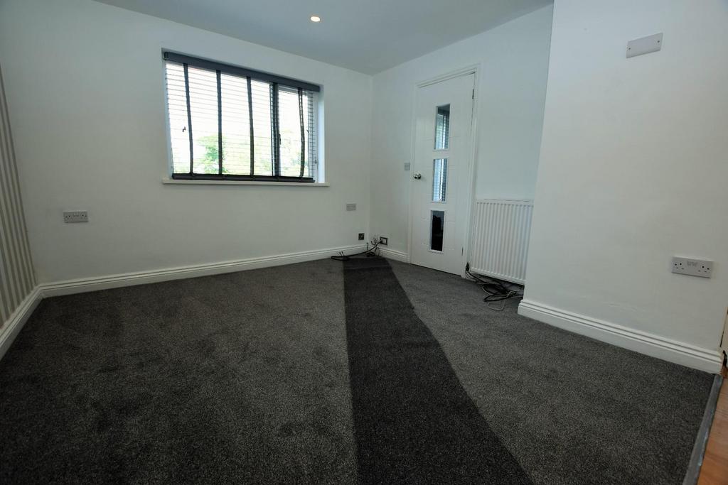 Kirkstall Drive, Barnoldswick 3 bed semidetached house £800 pcm (£185 pw)