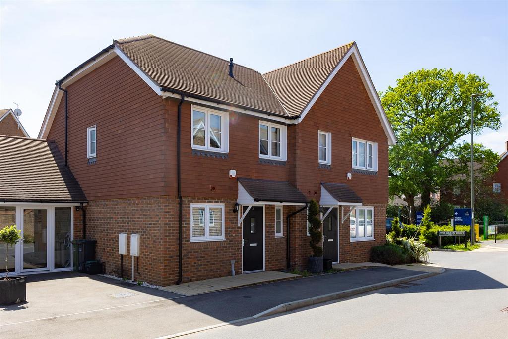 Moy Green Drive, Horley 2 bed semidetached house to rent £1,700 pcm