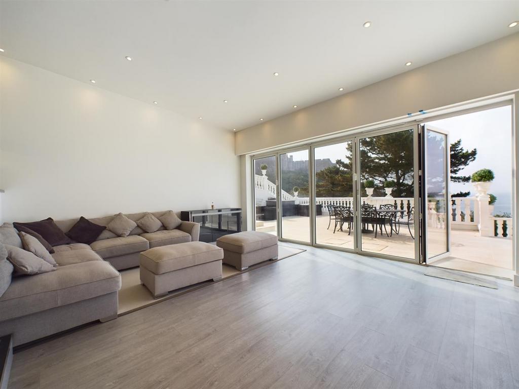 REN080 Gorey 2 bed apartment £3,000 pcm (£692 pw)