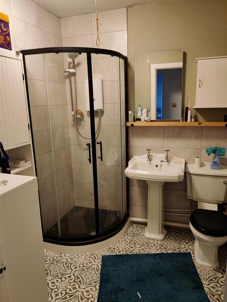 BATHROOM SUITE &amp; SHOWER