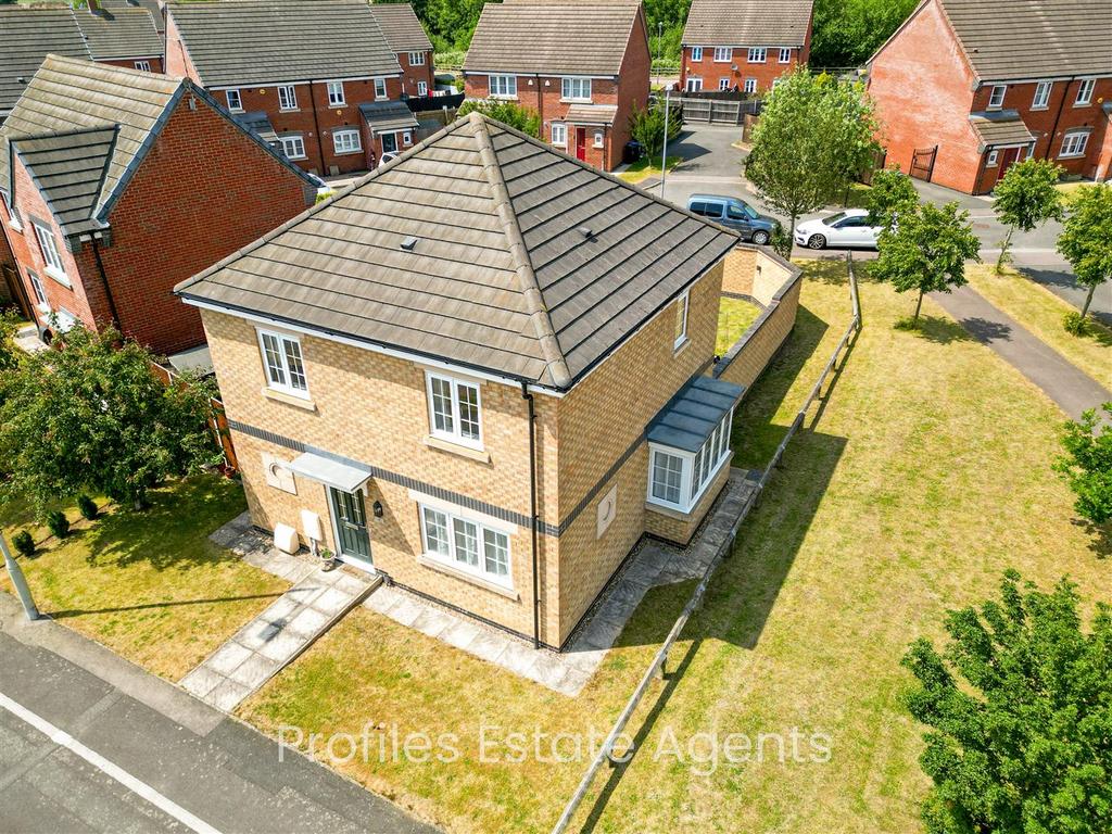 Outlands Drive, Hinckley 3 bed detached house £290,000
