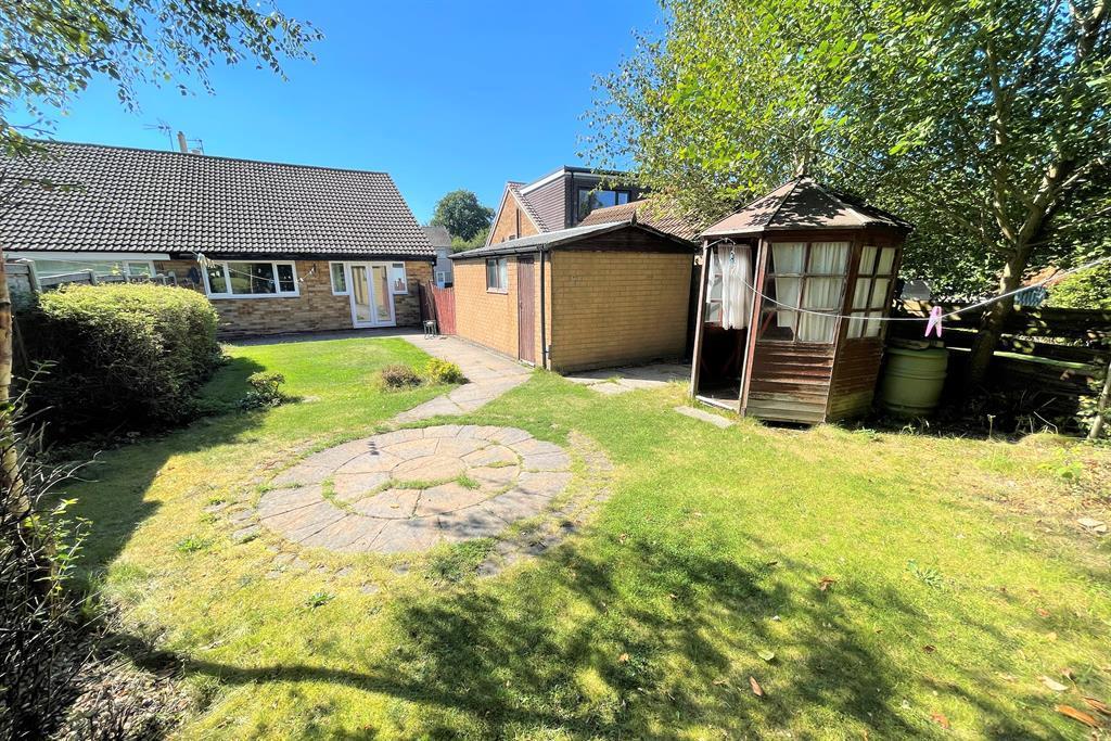 Linton Avenue, Shadwell, Leeds, LS17 8PT 3 bed semidetached house £1,250 pcm (£288 pw)