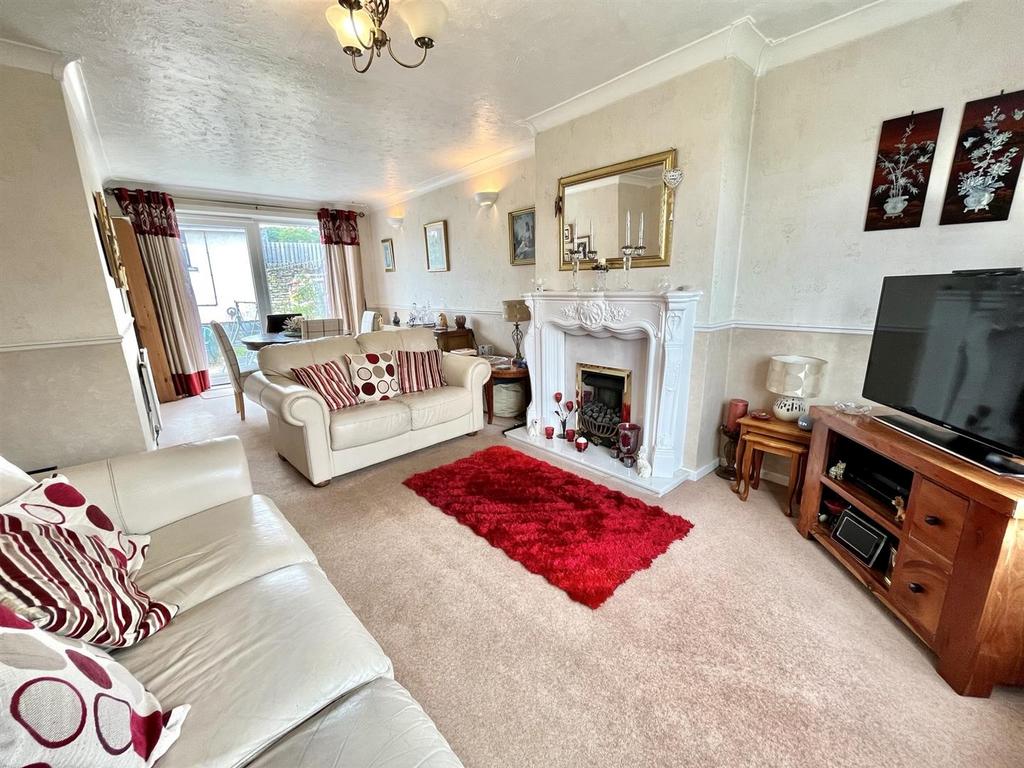 Woodfield Avenue, Greetland, Halifax 3 bed semidetached house for sale £230,000