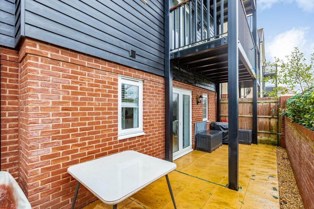 Ryeland Way, Kingsnorth, Ashford TN25 2 bed flat for sale £230,000
