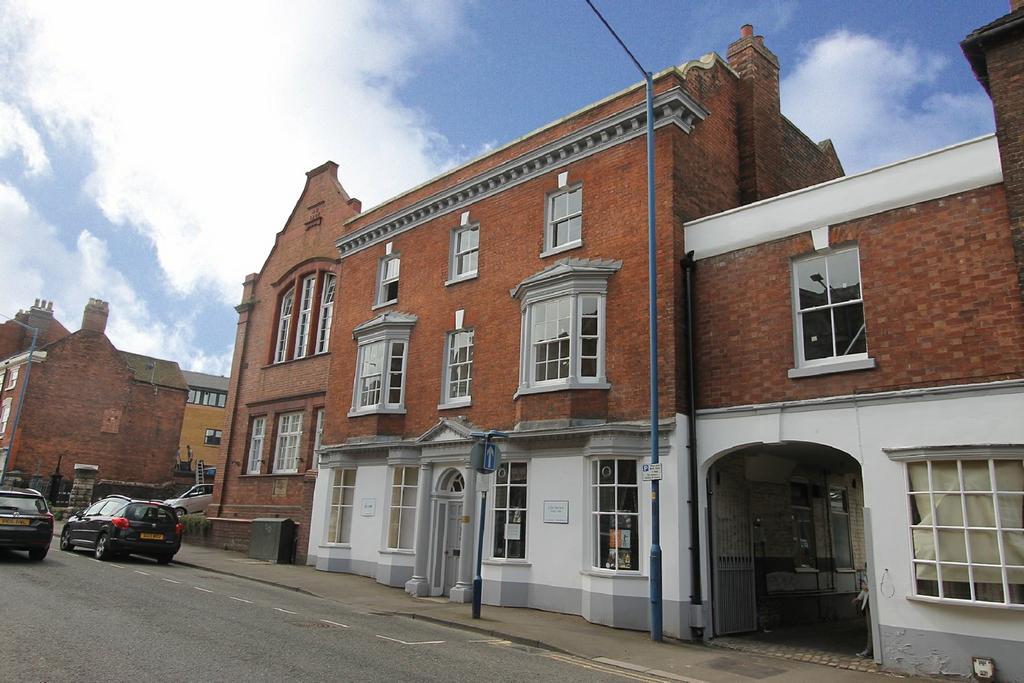 Lower High Street, Stourbridge, DY8 1 bed apartment £575 pcm (£133 pw)