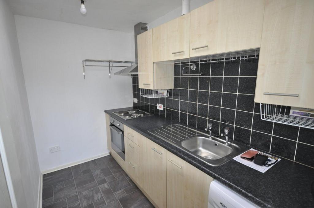 Madeley Road, Kingswinford 2 bed flat £590 pcm (£136 pw)