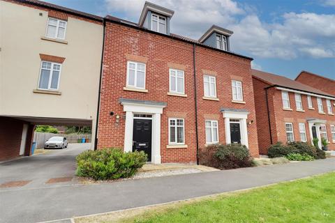 3 bedroom townhouse for sale, Broad Avenue, Hessle