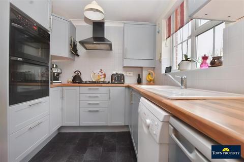 27 Cabot Close, Eastbourne, BN23 6RT
