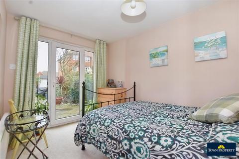 27 Cabot Close, Eastbourne, BN23 6RT