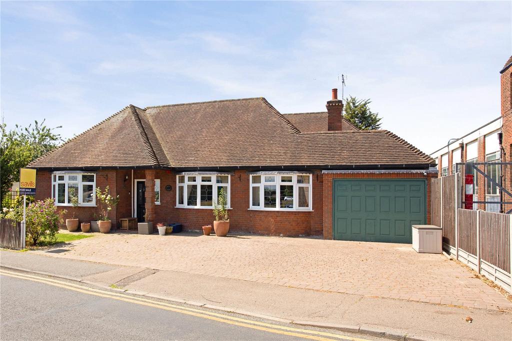 The Green, Theydon Bois, Epping, Essex, CM16 4 bed bungalow - £1,800,000