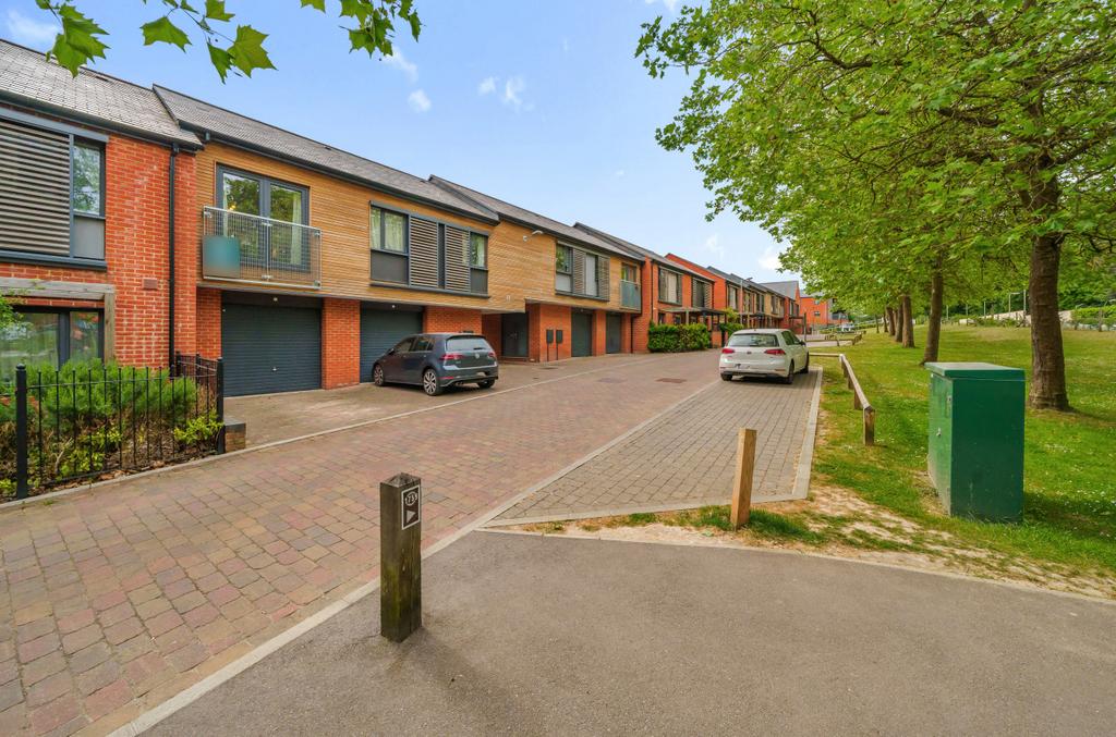 Monkton Drive, Bordon, Hampshire, GU35 2 bed £299,000