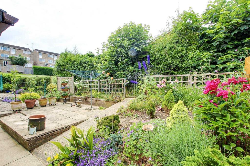 Framlingham Drive, Caversham Park Village, Reading 3 bed semidetached house for sale £359,995