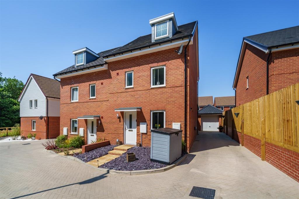 Stewart Close, Haywards Heath, RH16 4 bed semidetached house for sale