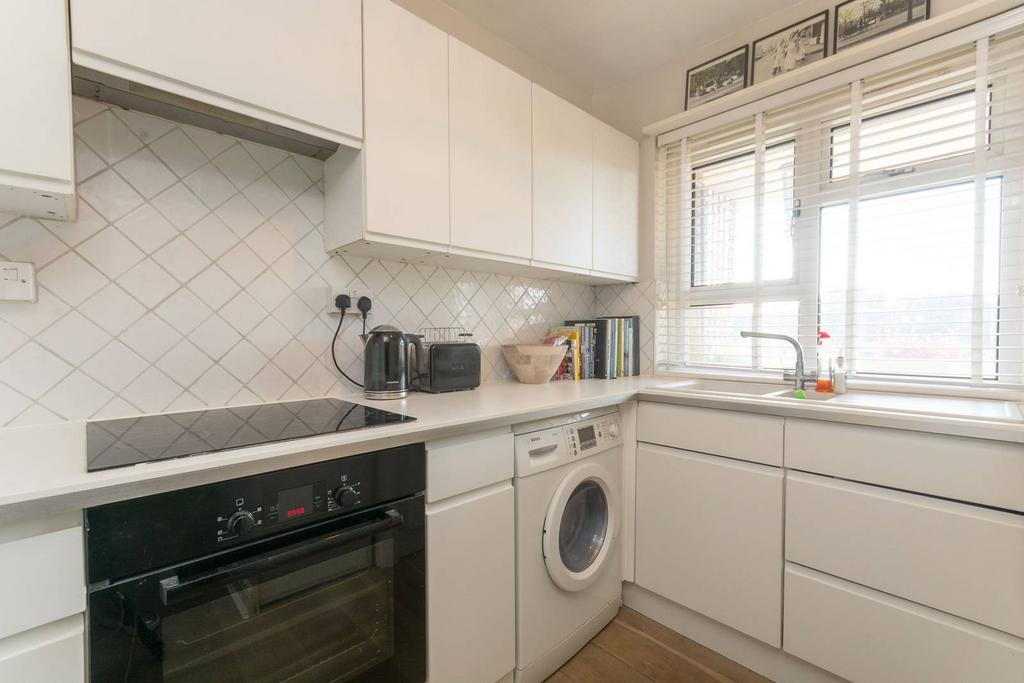 Ellesmere Road, Chiswick, London, W4 1 bed flat £2,500 pcm (£577 pw)