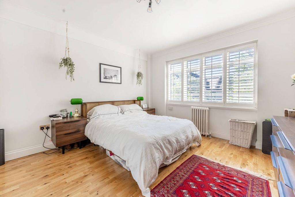 Redcliffe Close, Earls Court, London... 2 bed flat £3,250 pcm (£750 pw)