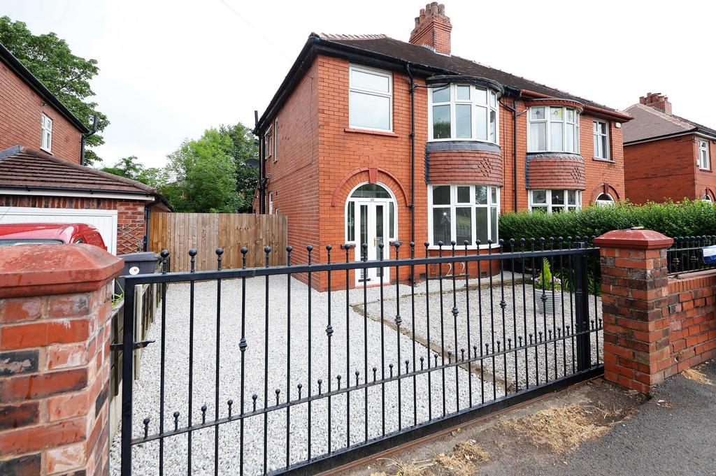 Dukinfield, Dukinfield SK16 3 bed semidetached house for sale £250,000