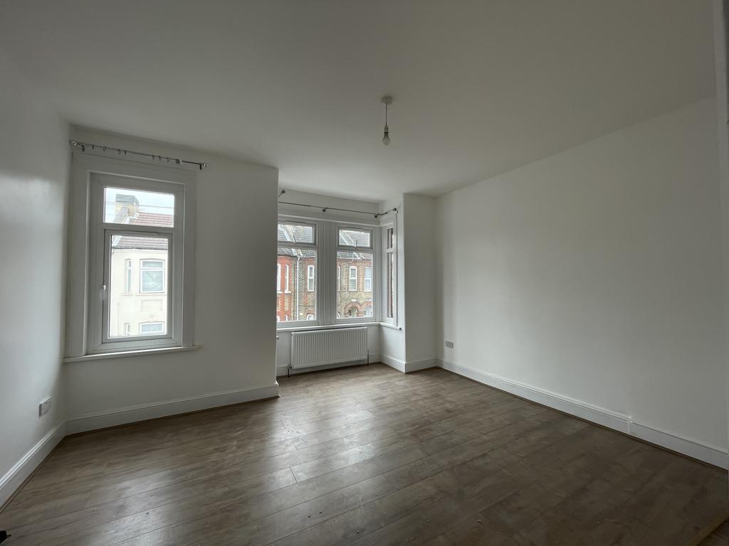 Burley Road, Canning Town, London E16 5 bed terraced house £3,000 pcm