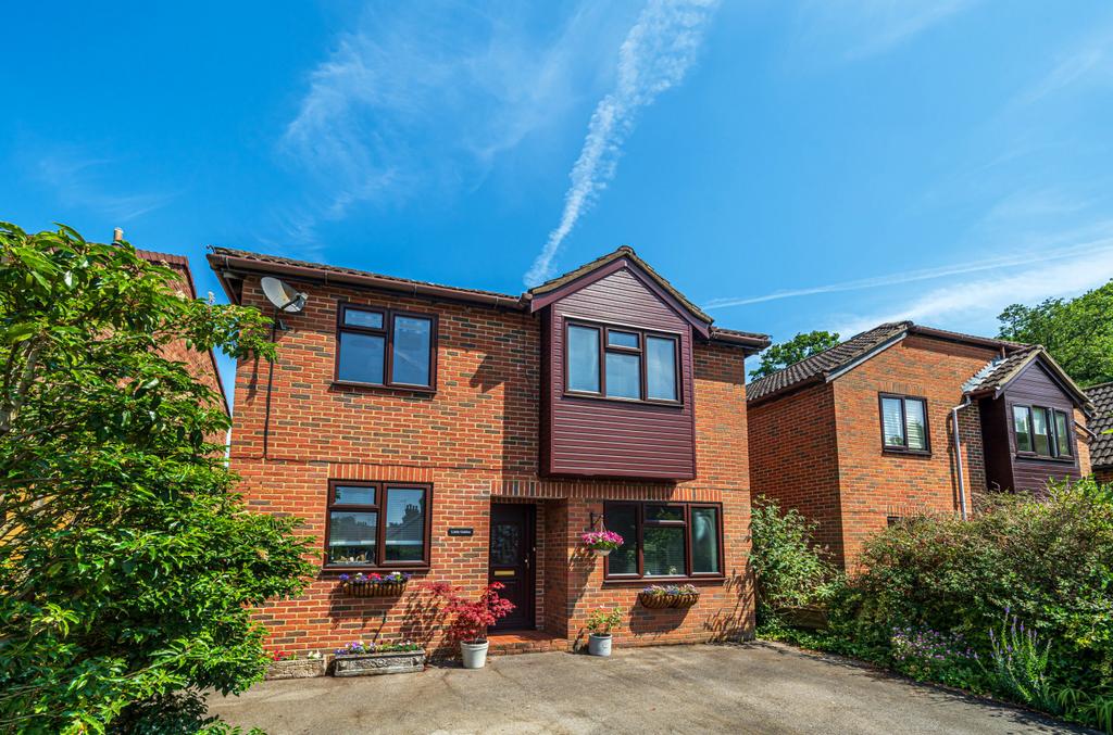 Cherry Tree Avenue, Haslemere, Surrey, GU27 4 bed detached house for