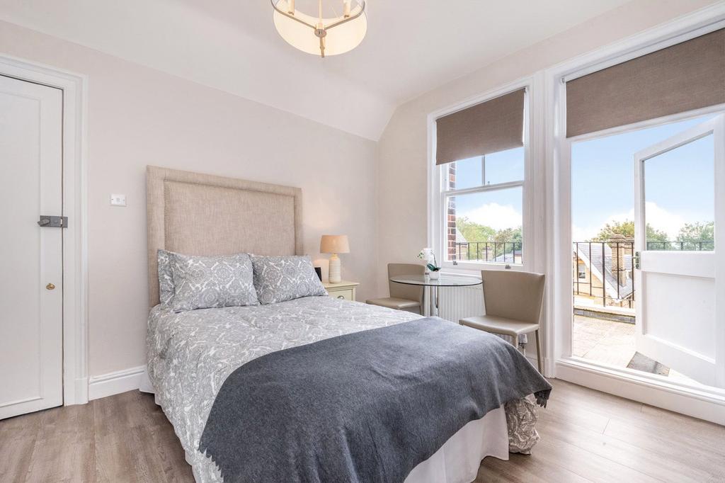 Apartment in London, Belsize Park - View 3