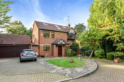 4 Robin Close, London, NW7 3AF