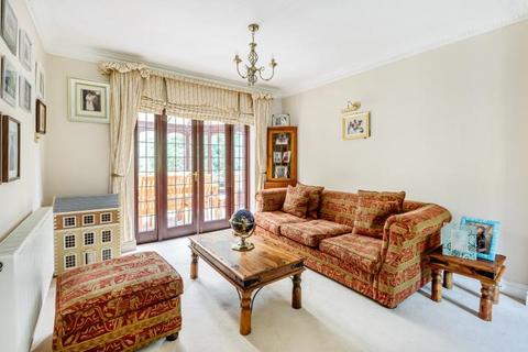 4 Robin Close, London, NW7 3AF