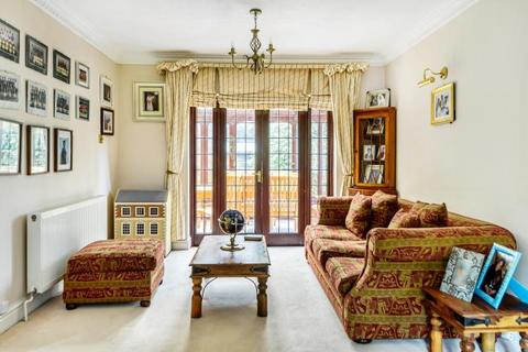 4 Robin Close, London, NW7 3AF