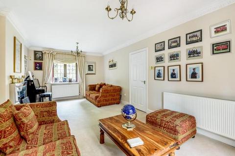 4 Robin Close, London, NW7 3AF