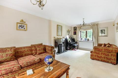 4 Robin Close, London, NW7 3AF