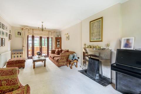4 Robin Close, London, NW7 3AF