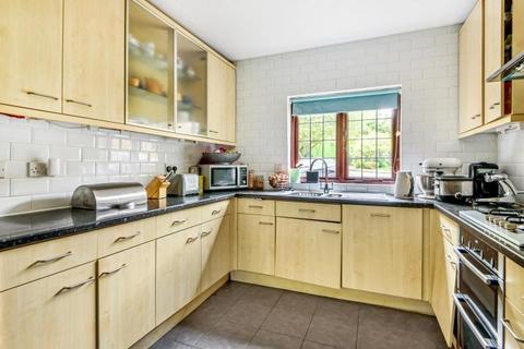 4 Robin Close, London, NW7 3AF