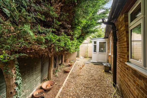 2 bedroom detached bungalow for sale, Carterton,  Oxfordshire,  OX18