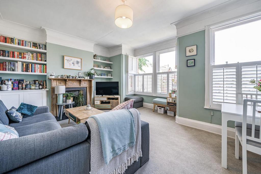 Clive Road, West Dulwich 3 bed flat for sale £600,000