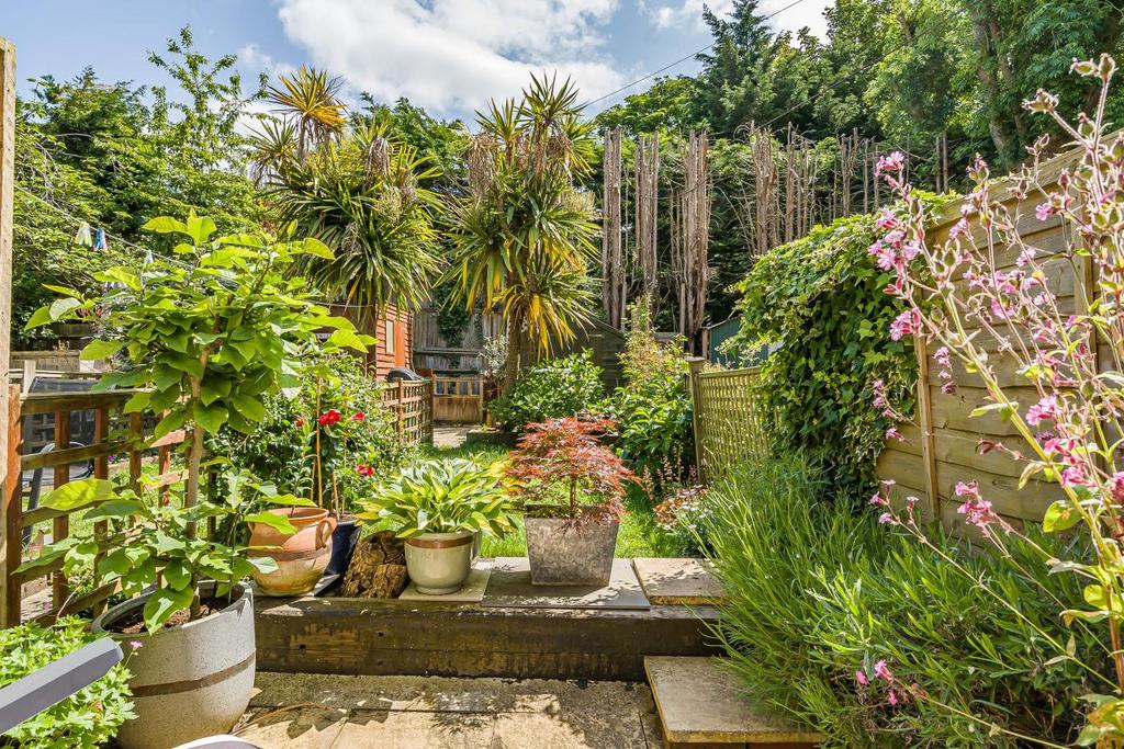 Clive Road, West Dulwich 3 bed flat for sale £600,000