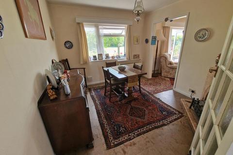 17 Curriott Hill Road, Crewkerne, TA18 8BW