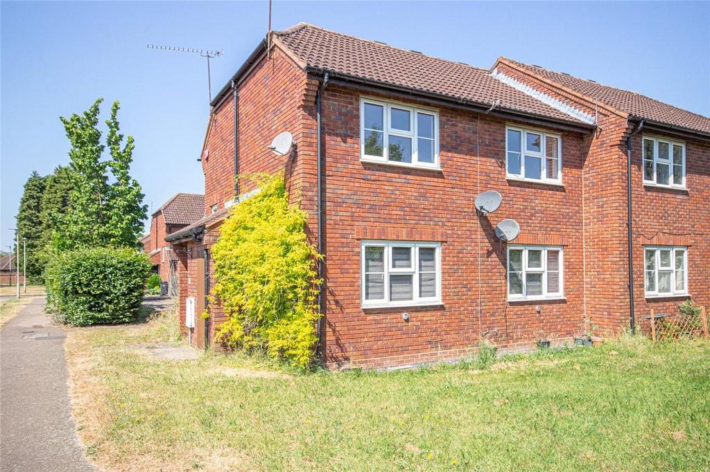 Lincoln Close, Welwyn Garden City, Hertfordshire 1 bed £950 pcm (£219 pw)