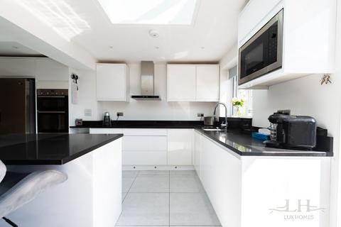 33 Dawson Drive, Rainham, RM13 7ED