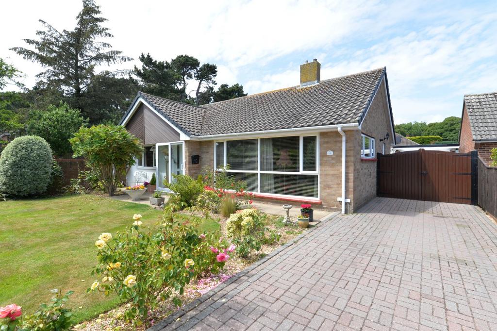 Glen Close, Barton On Sea, New... 3 bed bungalow £625,000