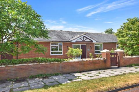 3 bedroom detached bungalow to rent, Farndale, Widnes, WA8 9JL