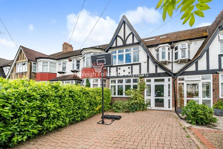 Langley Way West Wickham BR4 4 bed house £3,300 pcm (£762 pw)