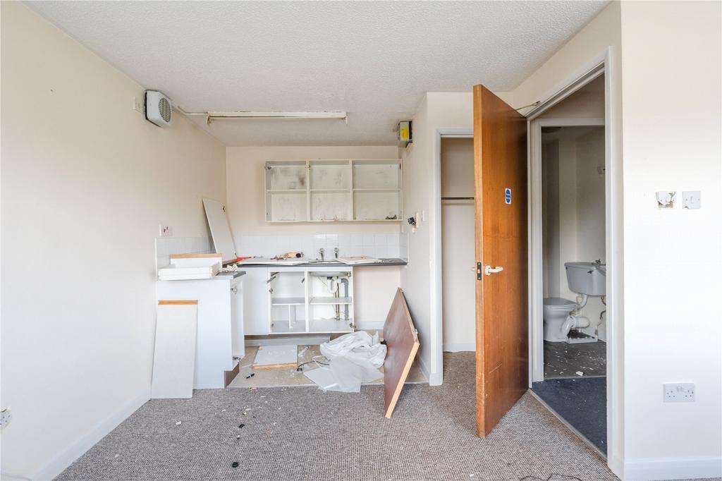 6 - Living/Kitchen