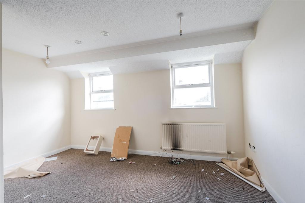 6 - Living/Kitchen