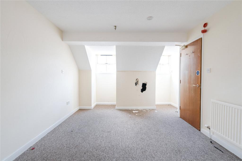 7 - Living/Kitchen