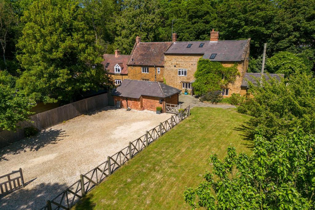 Park Close, Southam, Avon Dassett Warwickshire CV47 2AN 5 bed cottage