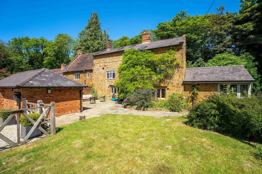 Park Close, Southam, Avon Dassett Warwickshire CV47 2AN 5 bed cottage
