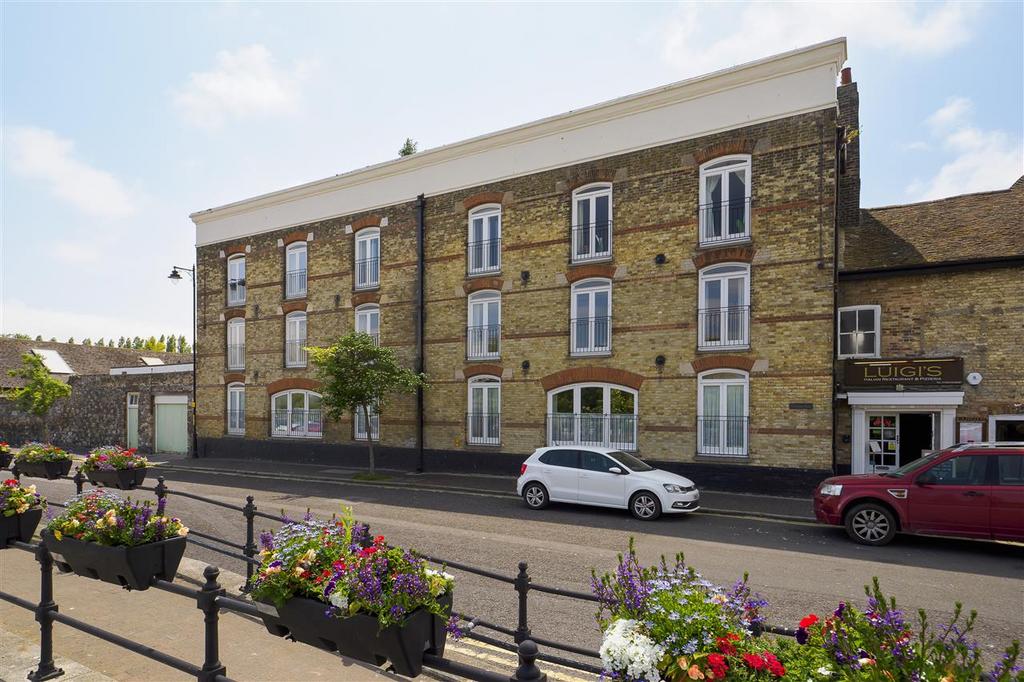Gardeners Quay, Upper Strand Street, Sandwich 2 bed apartment for sale