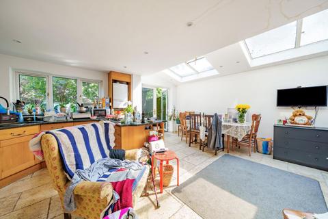 16 Stapleton Hall Road, London, N4 3QD