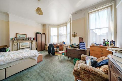 16 Stapleton Hall Road, London, N4 3QD